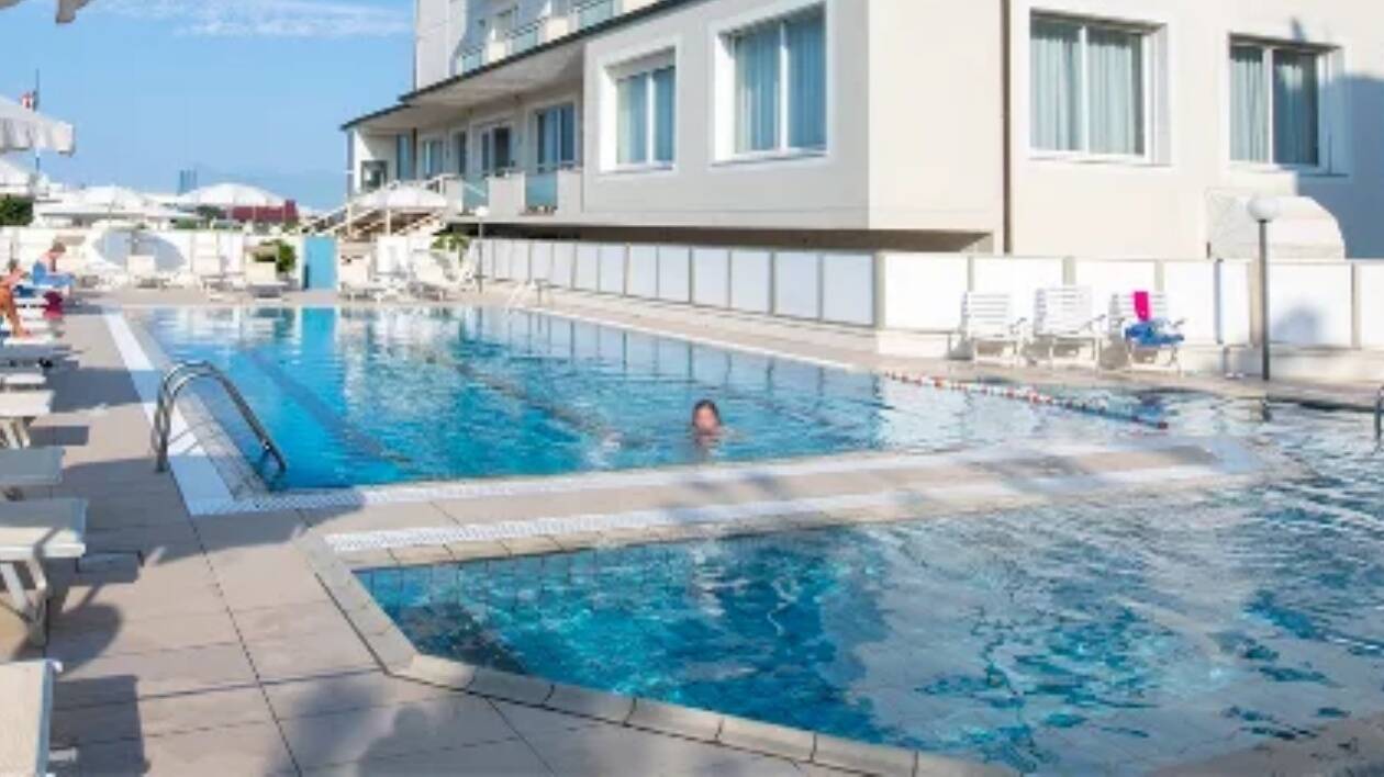Milano Marittima, bimba di 4 anni annegata in piscina: indagato il padre