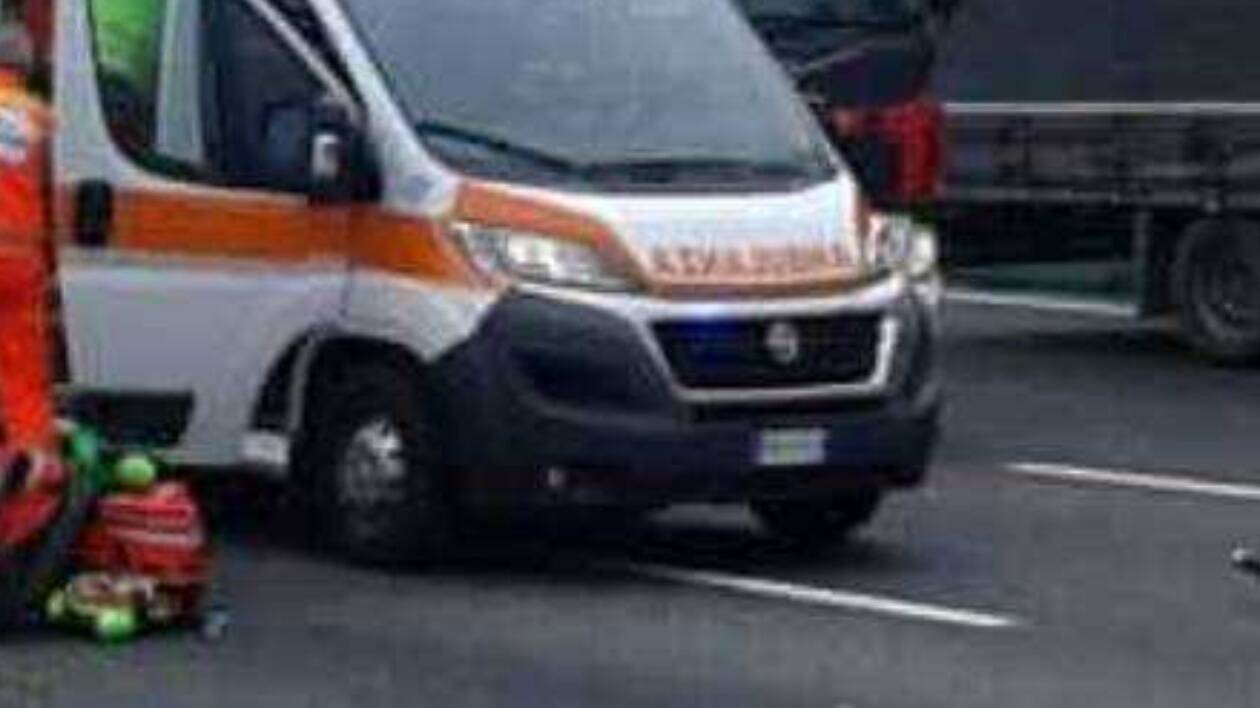 Esce di strada con la moto: muore a 41 anni