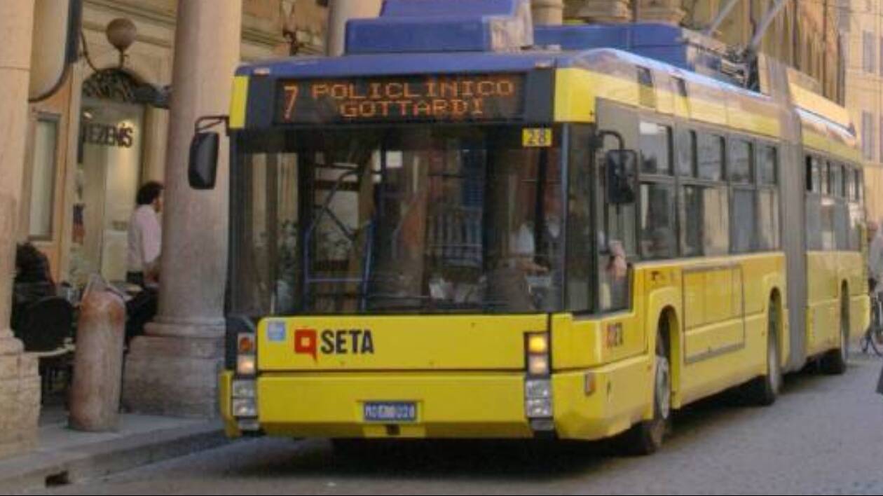 Trasporto pubblico a Modena, stangata senza precedenti sul prezzo del biglietto: la rabbia di Federconsumatori