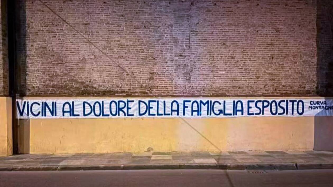 Dai tifosi del Modena uno striscione di vicinanza alla famiglia di Monica Esposito: subito rimosso