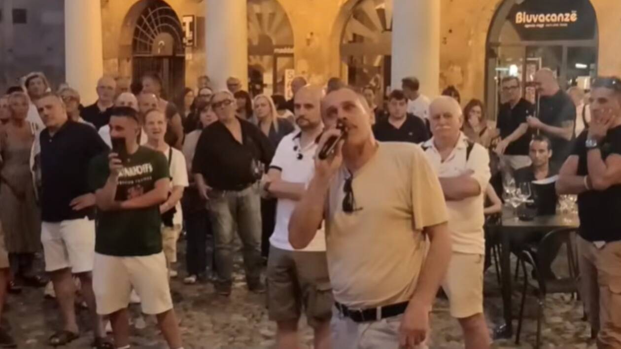 Una piazza scomposta e una politica del nulla hanno violato la preghiera di silenzio dei figli e del marito di Monica