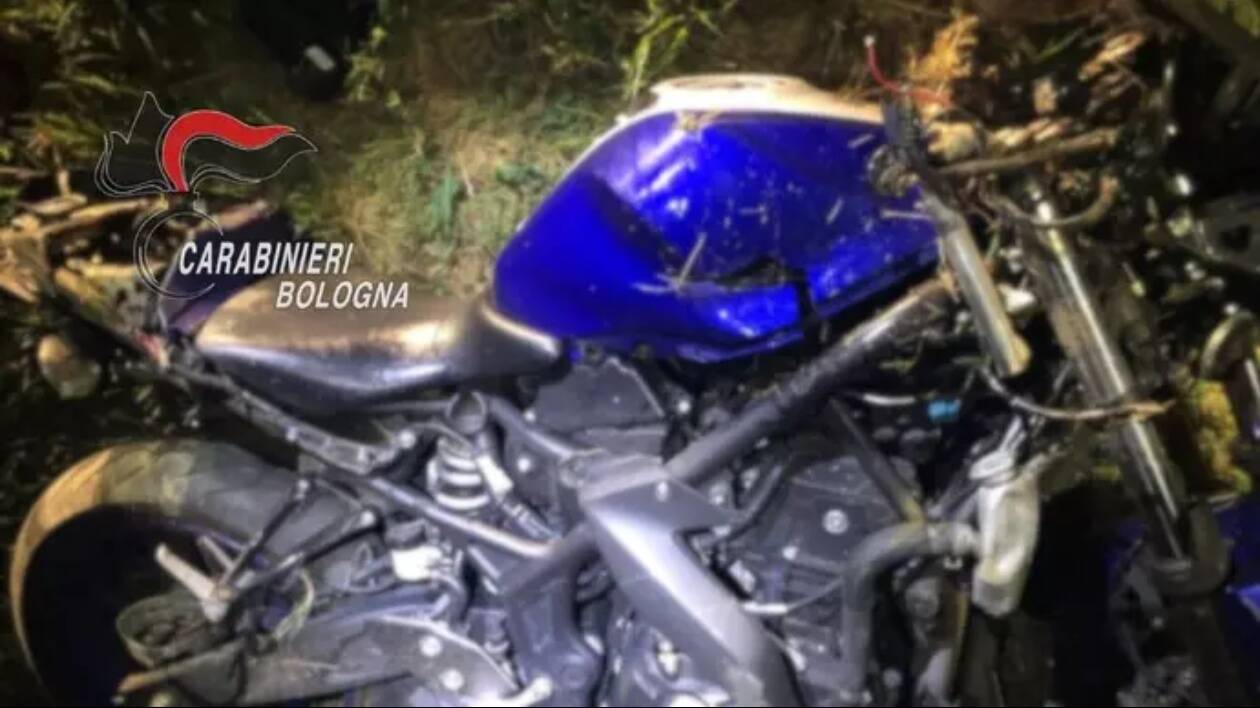 Tragedia a Crevalcore, esce di strada con la moto: 20enne di Castelfranco Emilia perde la vita