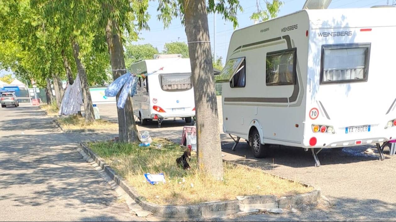 Modena, nomadi in via Divisione Acqui: ieri lo sgombero annunciato dal Comune, oggi riecco il campo abusivo