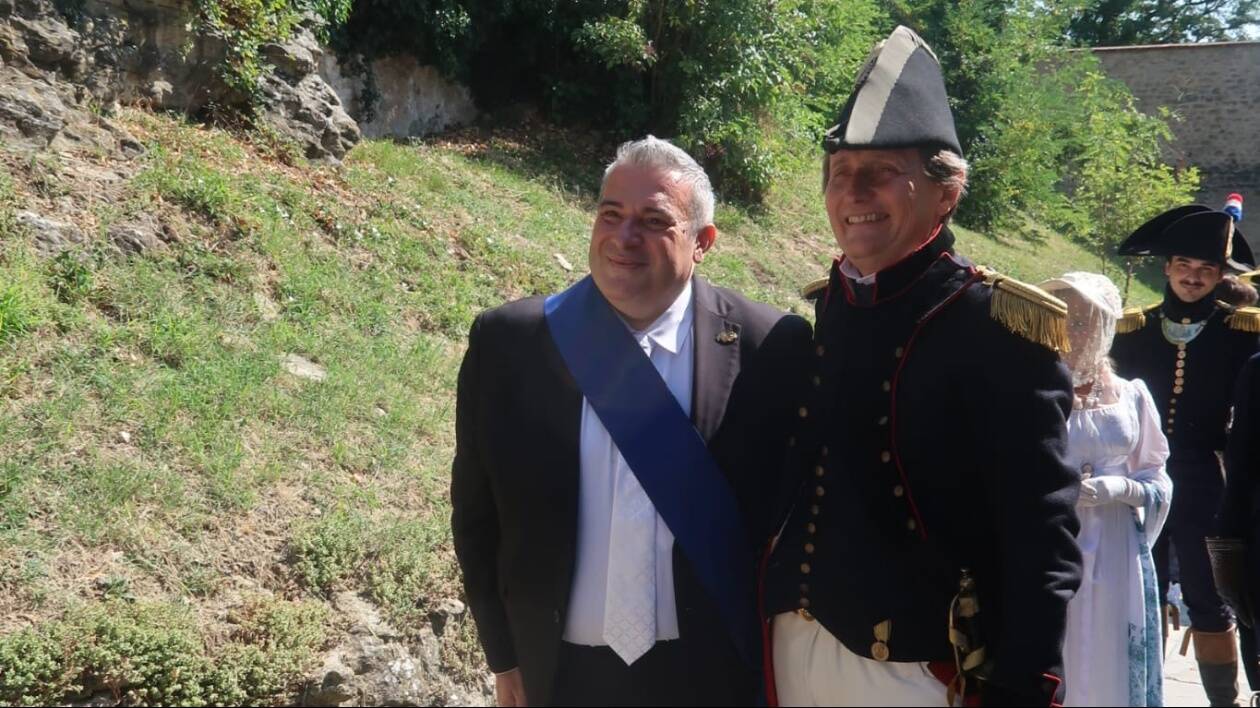 Pavullo, a Montecuccolo oggi il presidente della Provincia ha incontrato... Napoleone