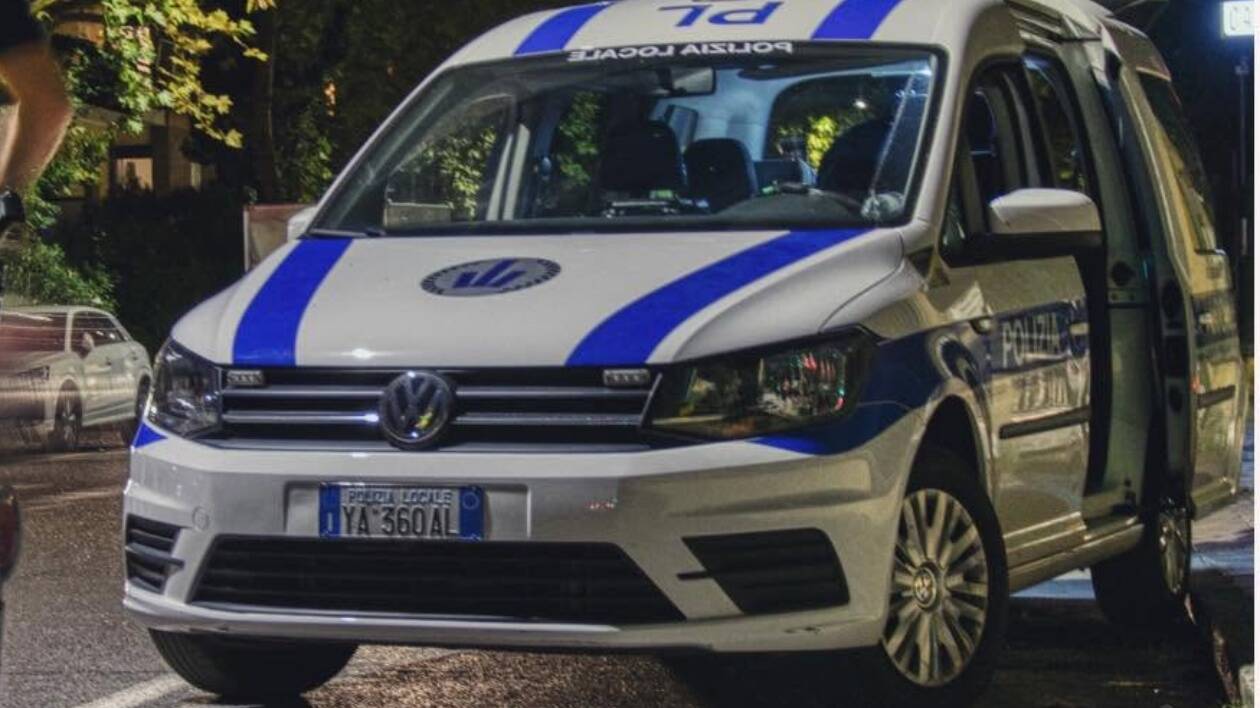 Modena, sgomberato l'ex asilo e l'immobile Acer di via Agnini