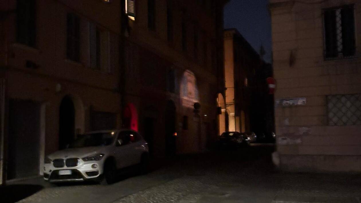 Modena al buio: il centro storico ancora senza illuminazione pubblica