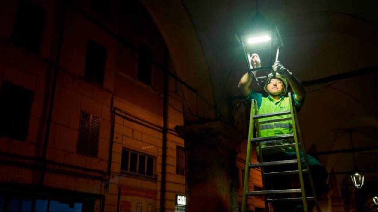 Modena al buio, per il Comune era tutto risolto, per Edison ci vorranno mesi: i cittadini in mezzo