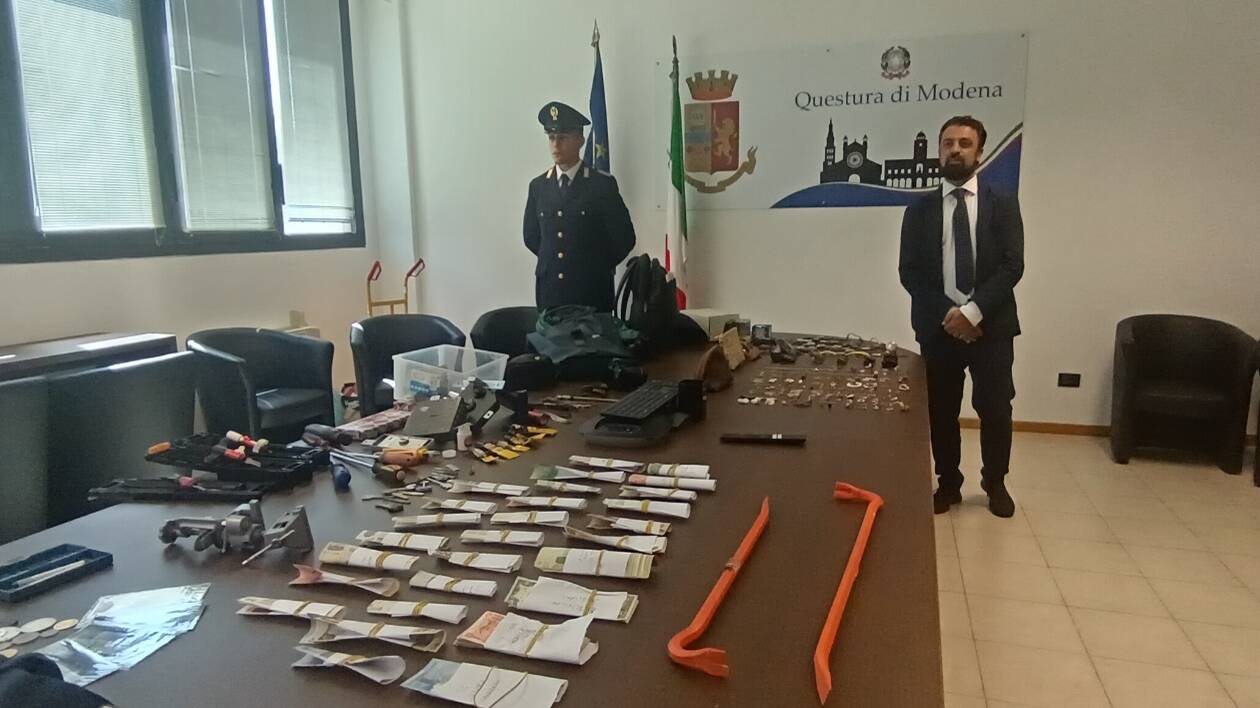 Scoperti mentre rubano in appartamento, feriscono un poliziotto: arrestati