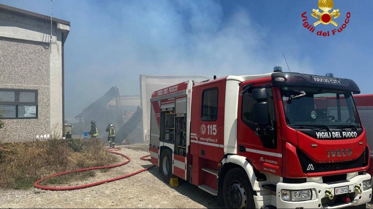 Fanano: a fuoco un fienile con 800 rotoballe, 60 capi di bestiame in salvo