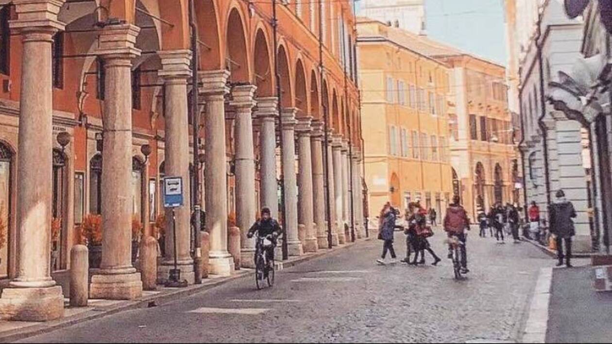 La Modena conformista che si compiace della benedizione di un dio banchiere