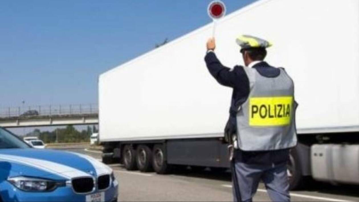 Camionista minacciato in autostrada con una scacciacani: 42enne denunciato dalla Polizia Stradale di Modena