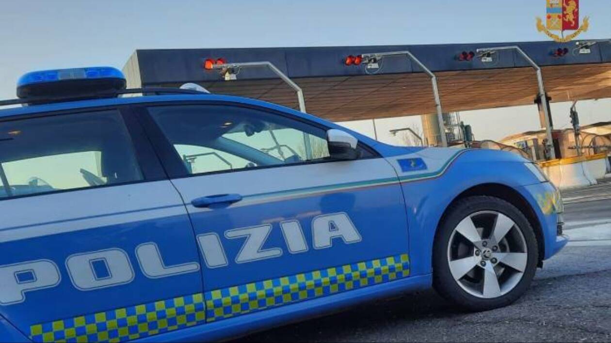 In autostrada con 8 chili di droga: in carcere due uomini