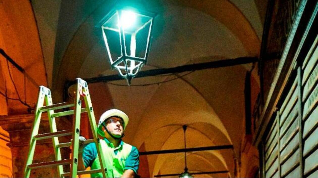 Illuminazione pubblica a Modena, l'inchiesta per danno erariale da 15 milioni fa tremare i dirigenti dell'era Muzzarelli