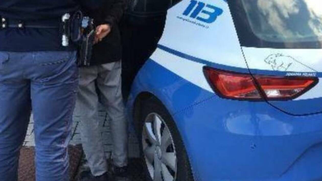 Rapina impropria in giolleria: fermati due uomini con preziosi in auto