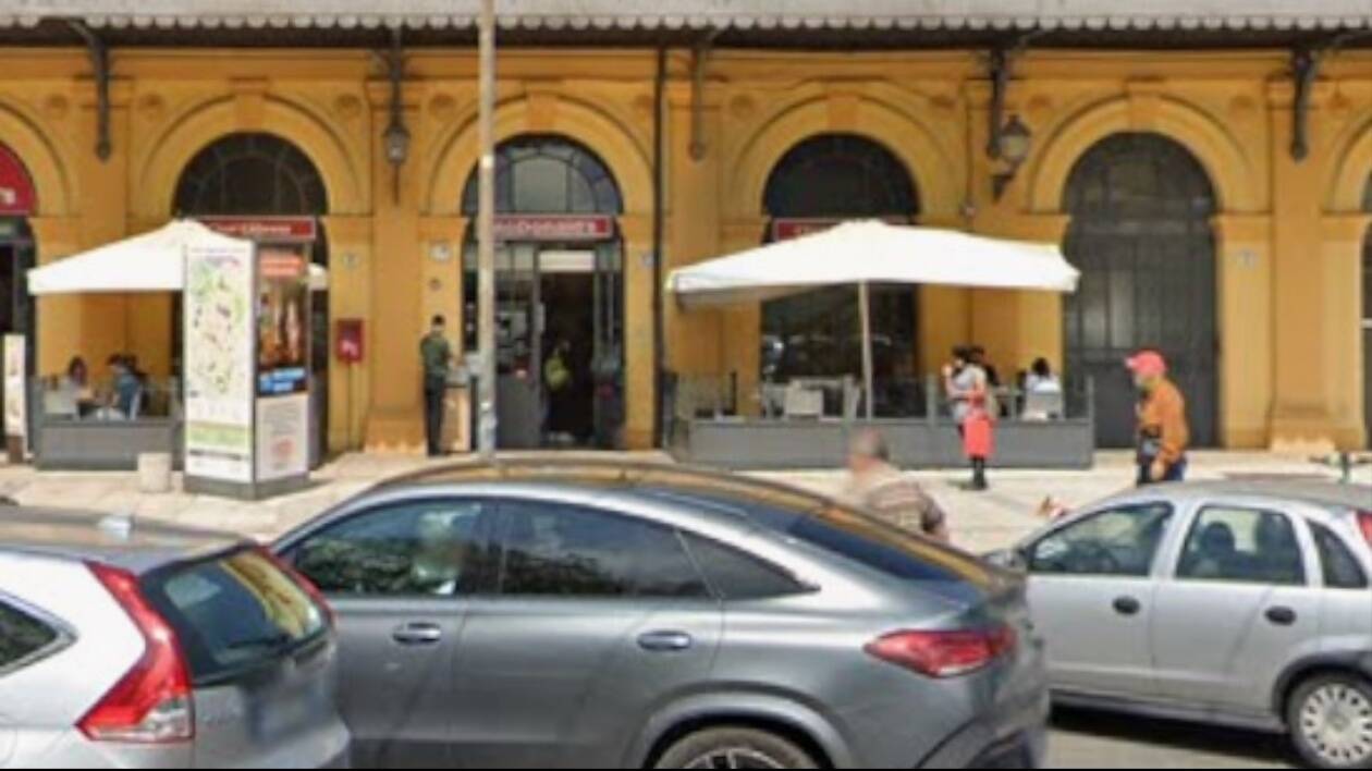 Ruba un cellulare dal tavolo del fast-food: denunciato ed espulso