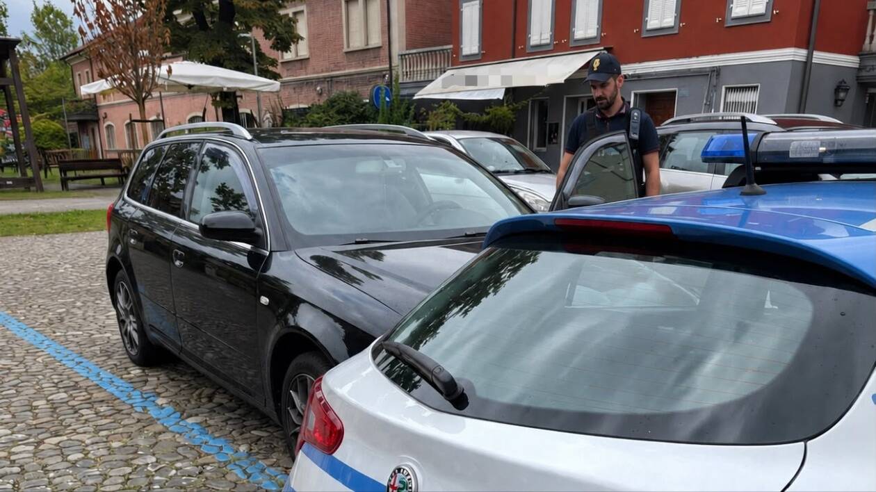 Fermano auto sospetta, a bordo vestiti e monili rubati: denunciati un uomo e una donna