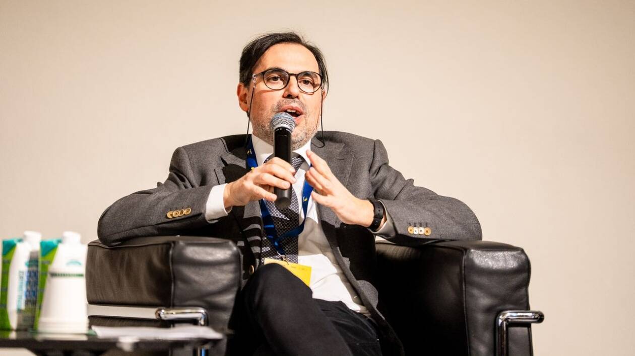 Ago Modena, il prof Igor Sotgiu fa lezione di felicità