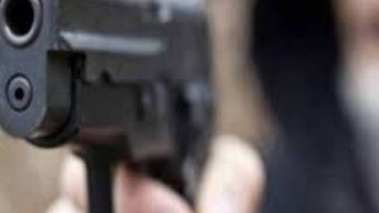 Minaccia con pistola la ex e il figlio: arrestato