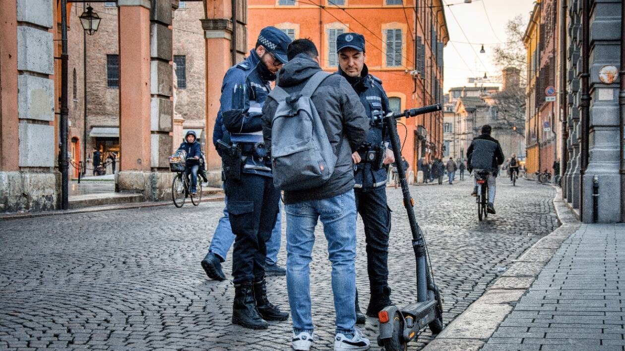 Modena, in monopattino con la droga nello zaino: denunciato