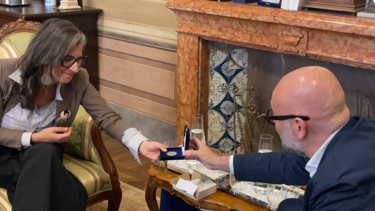 Cortocircuito Dig a Modena, il festival finanziato dal Comune ospita la Albanese che restituì la moneta della città