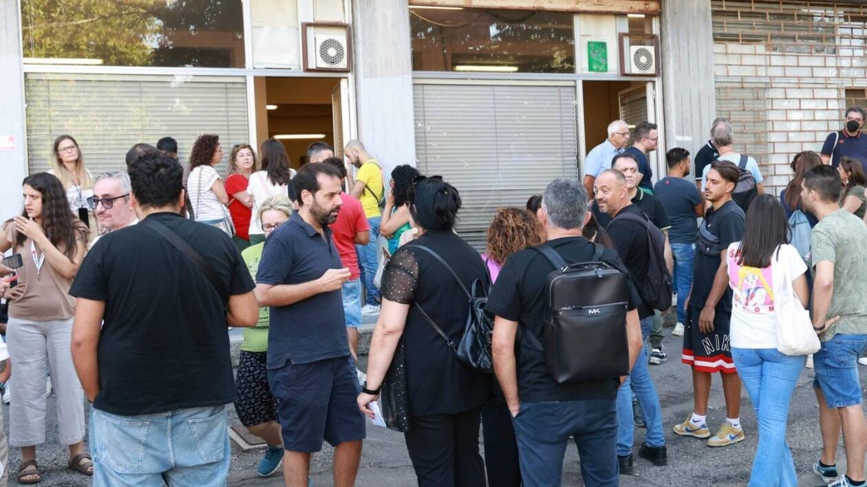 Scuola, la “carica degli 800”: tre giorni di assegnazioni Ata tra valigie e attese infinite