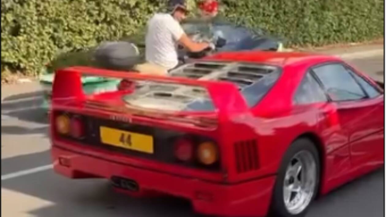 Ferrari, Lewis Hamilton al volante della sua F40 per le strade di Maranello