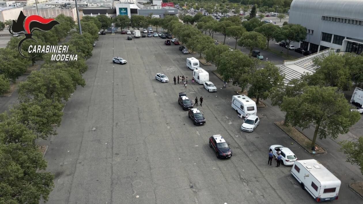 Blitz nel piazzale I Portali-Palasport: nomadi allontanati