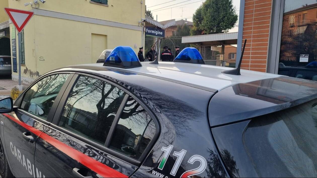Modena, dà in escandescenza dopo diverbio in hotel: senzatetto fermato col taser