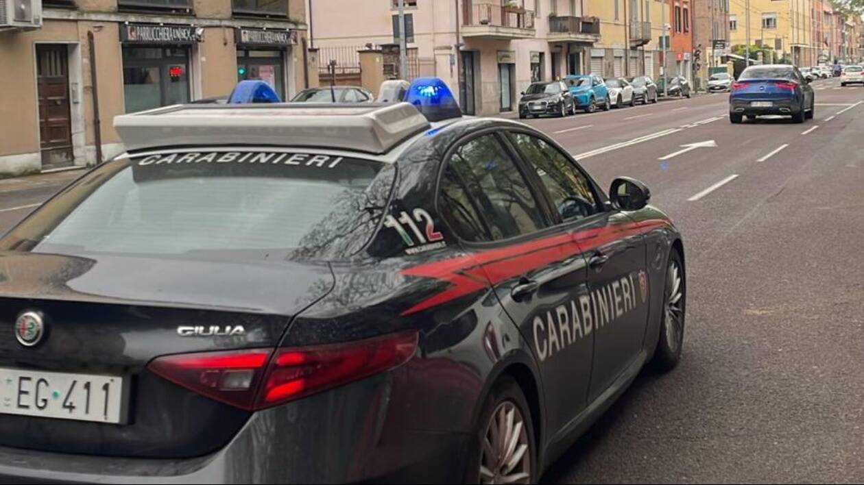 Modena, passeggero sul bus senza biglietto aggredisce i controllori: denunciato per rapina