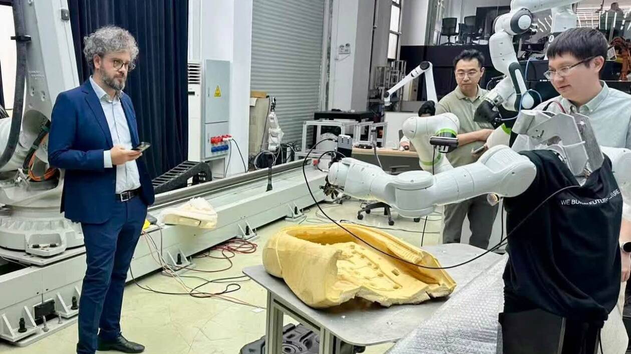 Il sindaco Carpi si scopre innamorato della Cina: 'Qui servizio pubblico, ricerca, tecnologia e industria tenuti insieme in una visione comune'
