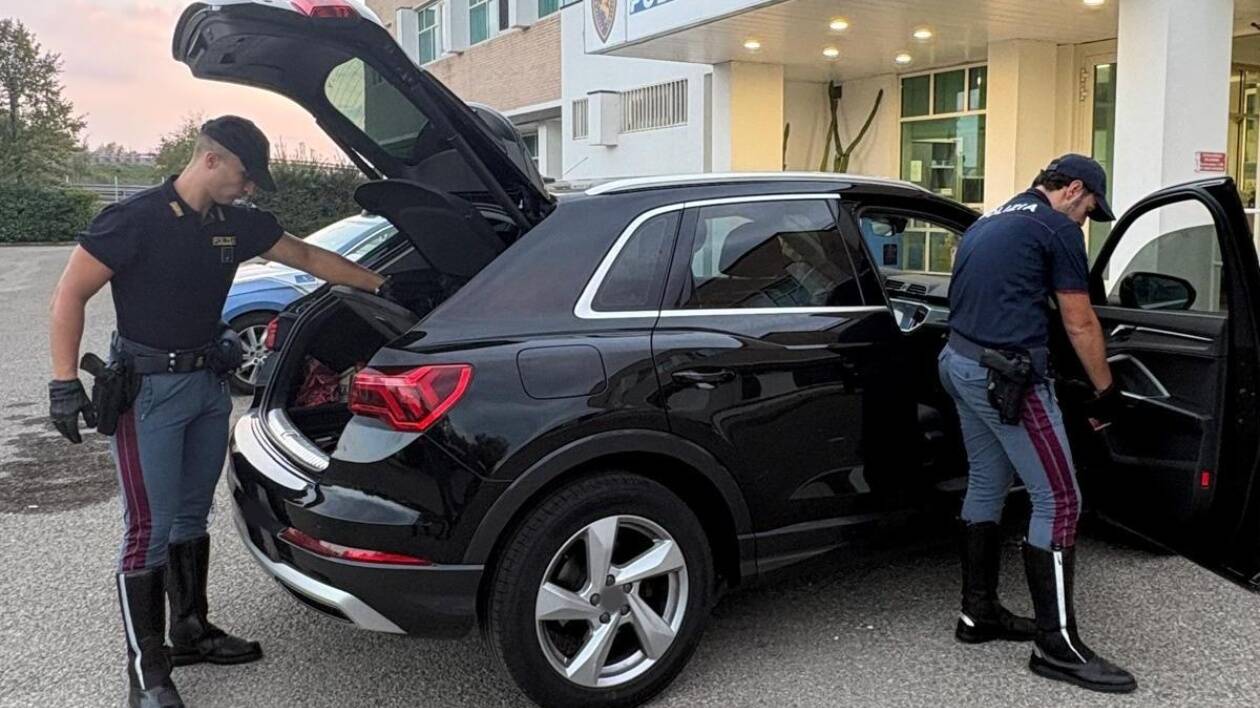Auto usata per una truffa, intercettata in autostrada a Modena: recuperati oro e orologi