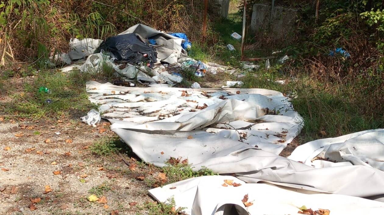 Modena, l'area dell'ex cava di San Damaso trasformata in discarica a cielo aperto