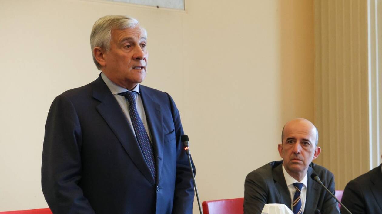 'Caro Tajani, sulla lunghezza della donna ogni donna deve scegliere per se stessa'