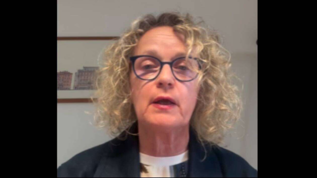Consigliera circondata dalle femministe e scortata dalla polizia: la odiosa doppia morale di una Modena conformista