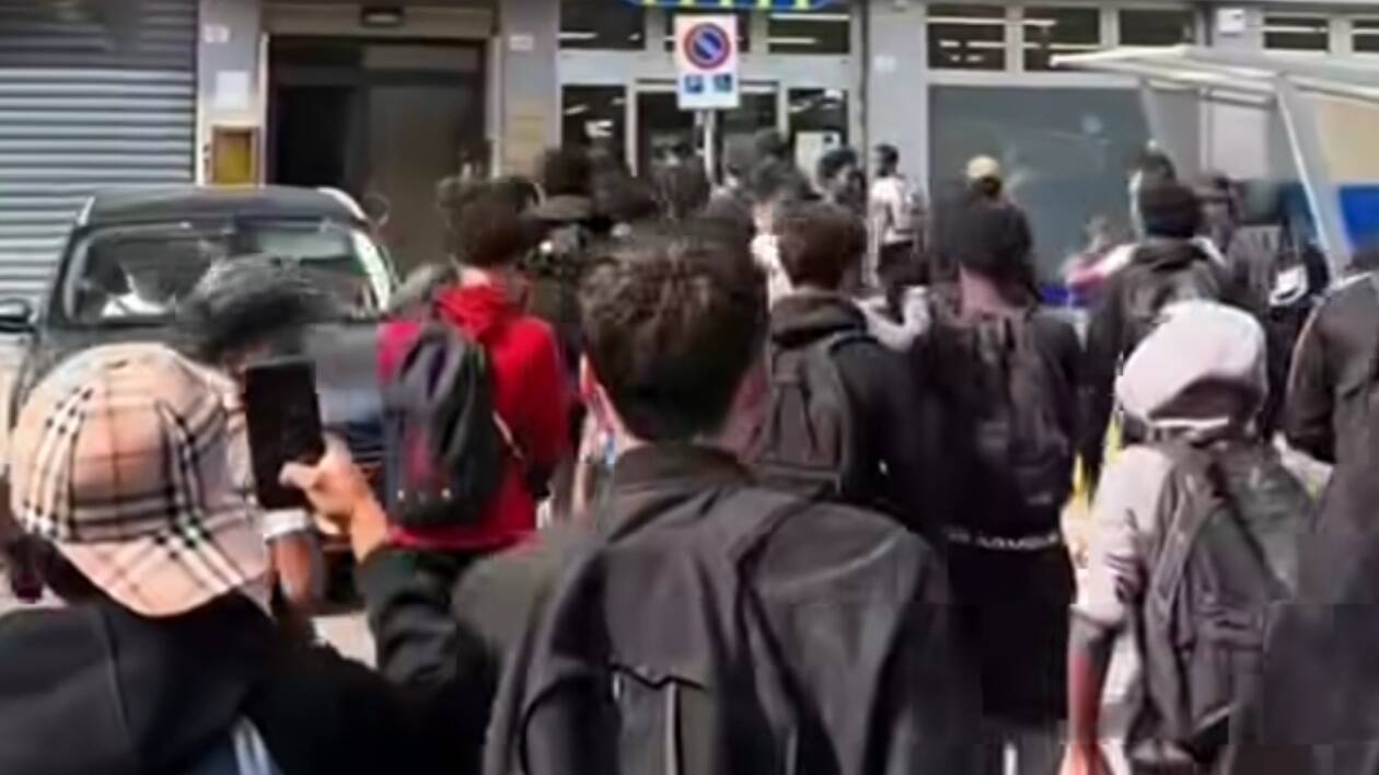 Follia in via Rainusso: in branco assaltano e razziano supermercato