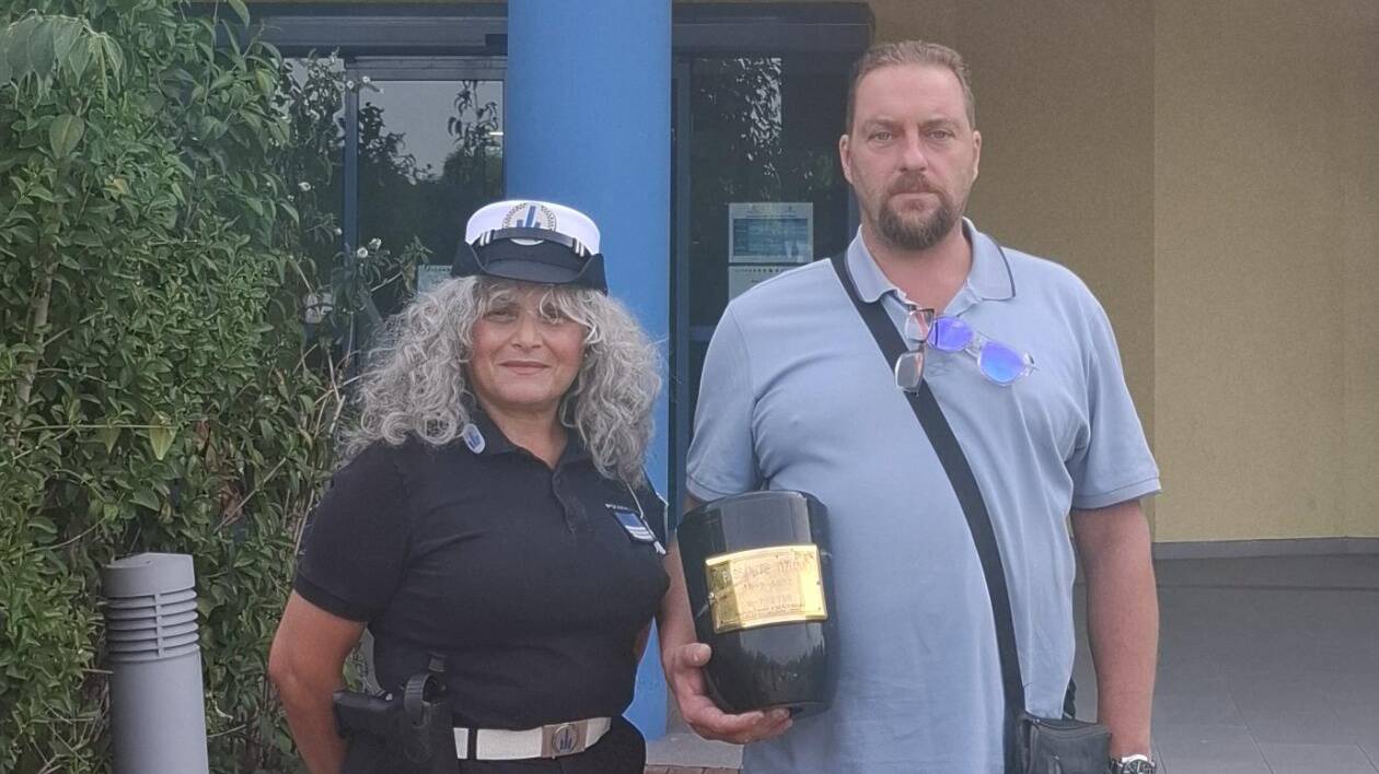 Modena, ritrovata al Parco della Resistenza una urna funeraria rubata in una abitazione