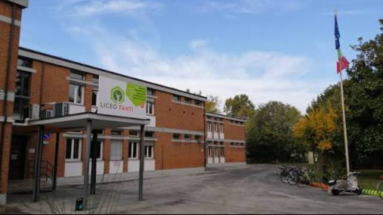 A scuola abbigliamento consono: il caso Carpi continua