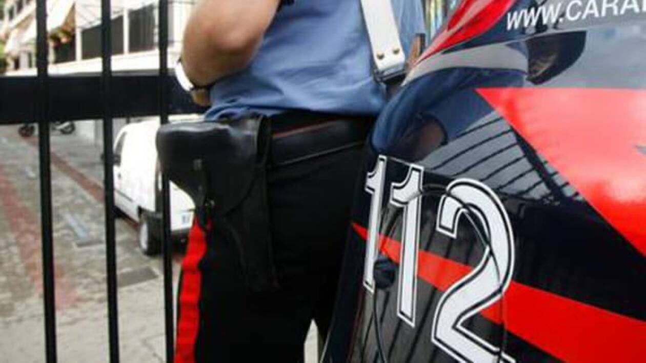 Castelvetro, rapina un supermercato e cerca di sottrarre la pistola ai carabinieri: arrestato