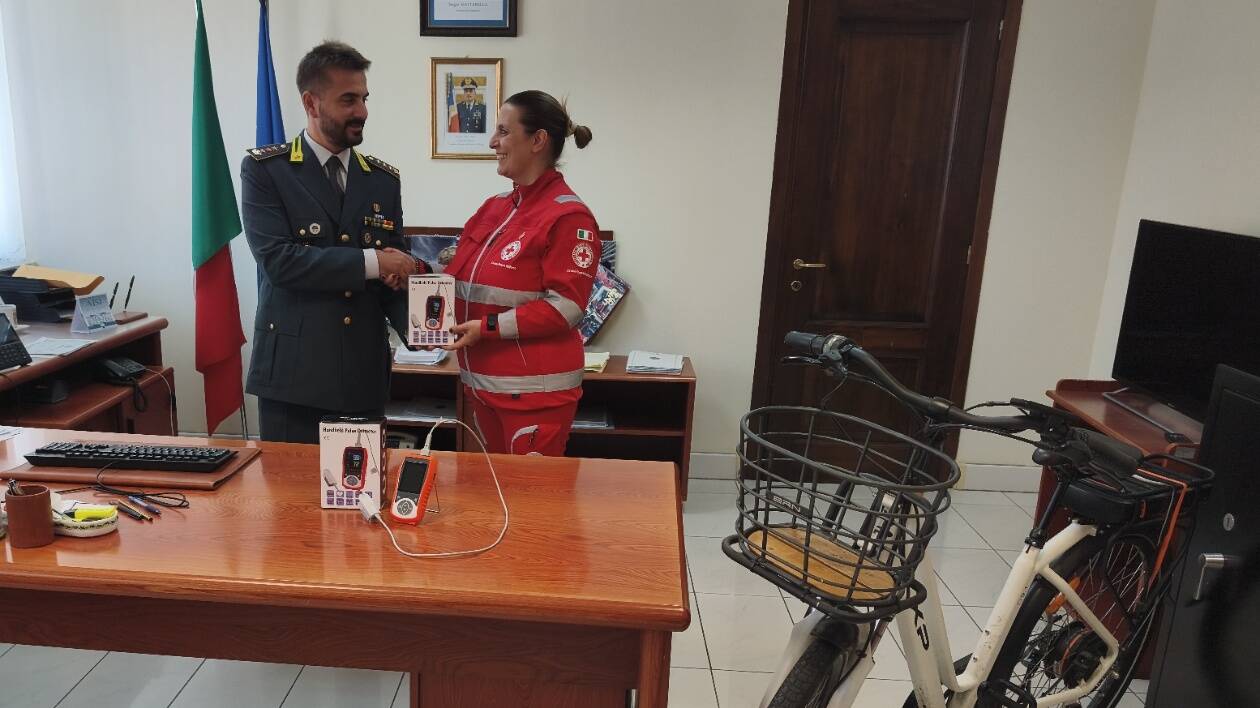 Modena, Finanza dona saturimetri e una Ciy bike elettrica alla Croce Rossa