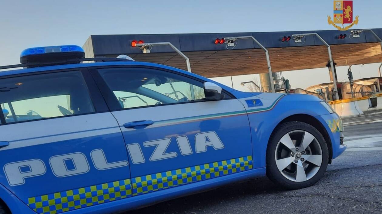 Modena, tentano di rapinare area di servizio in A1 e feriscono poliziotto con un coltello: arrestati