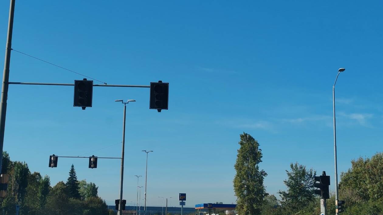 Modena, semaforo spento in via Staffette Partigiane: viabilità precaria da 24 ore