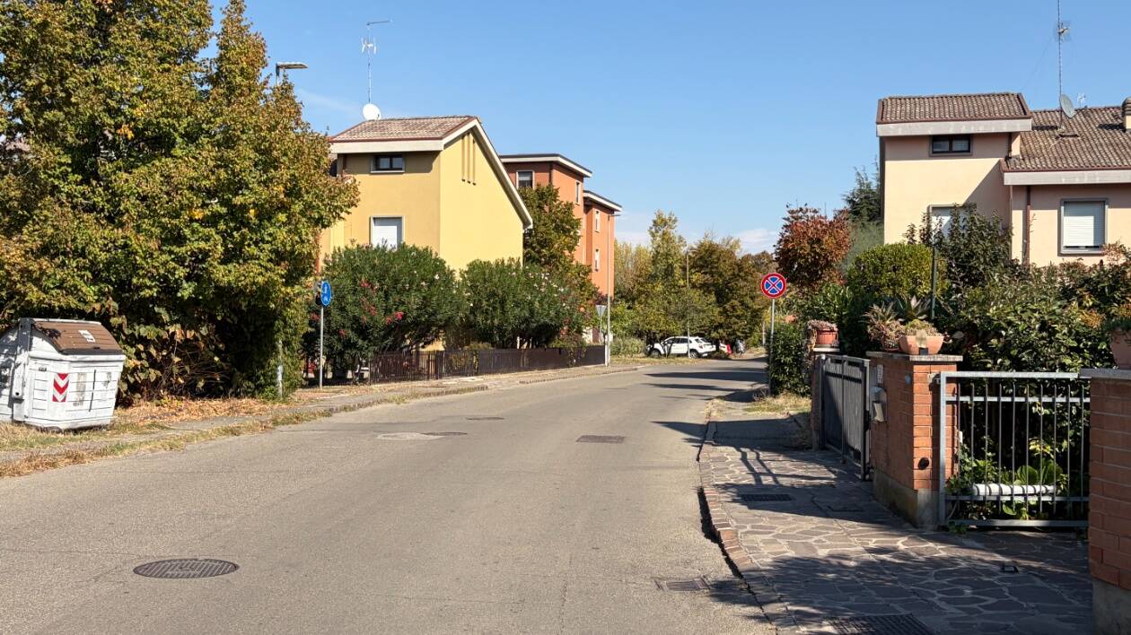 Modena, il 'giustiziere della sosta' di via Repubblica di Montefiorino: auto danneggiate e residenti esasperati