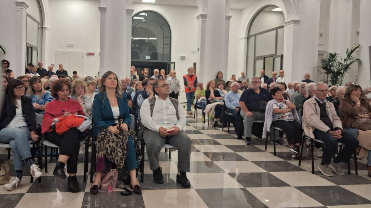 Ospedale di Mirandola, in 200 ieri sera all'assemblea pubblica: sindaci e dirigenti Ausl disertano l'incontro