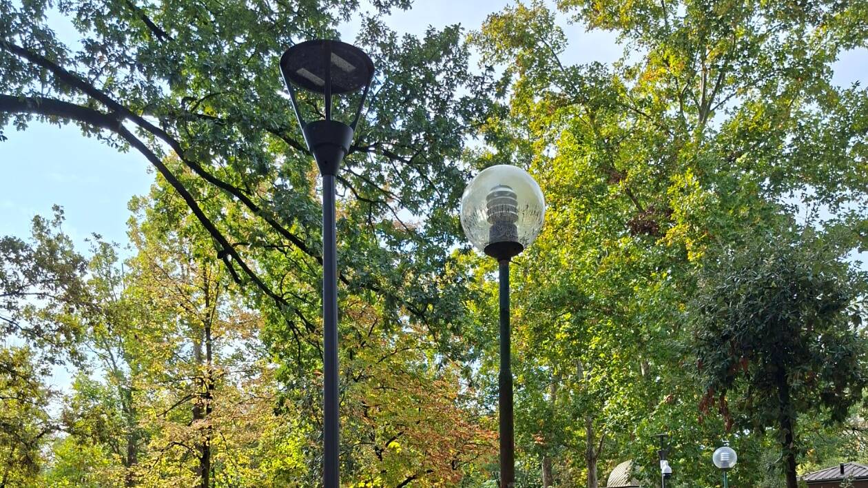 Modena, illuminazione pubblica: segnalazioni inevase dopo 40 giorni e al parco Pertini ci sono ancora i doppi pali