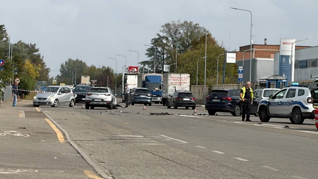 Modena, violento incidente in via Nonantolana. Ancora uno schianto all'incrocio con via Cuba: quando si interverrà?