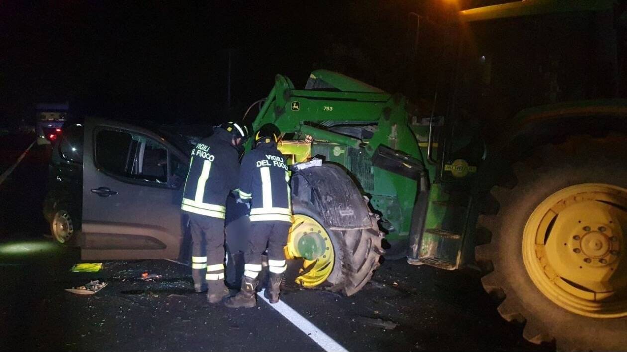 Modena, schianto tra due auto e un trattore sul Canaletto: un morto