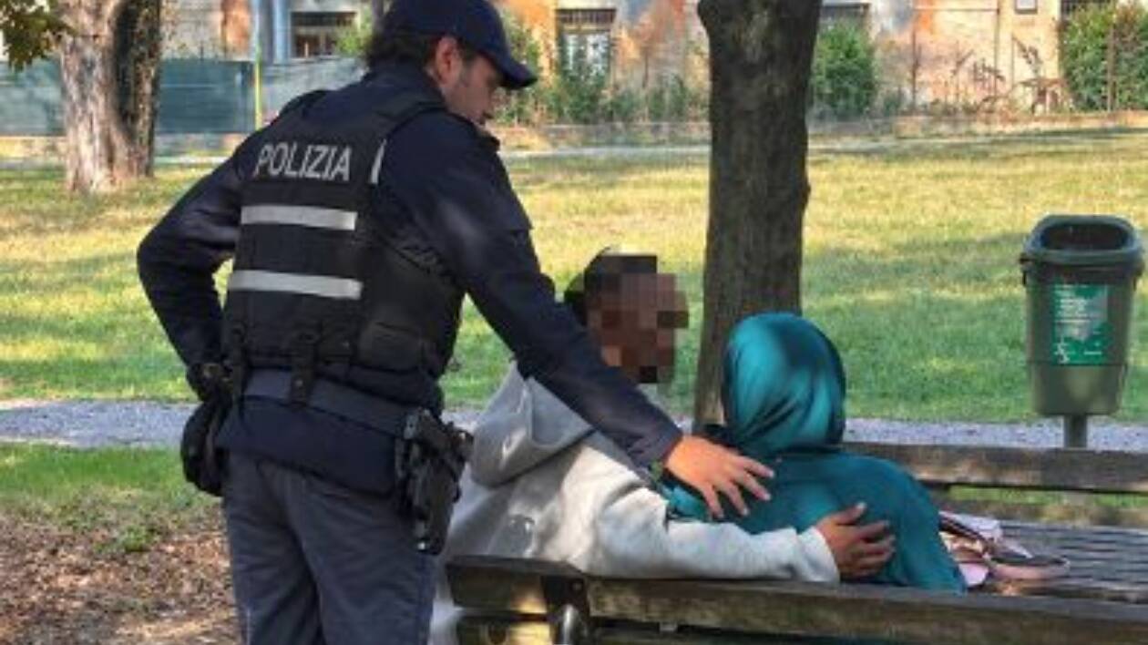 Modena, si sente male e si allontana da casa al nono mese di gravidanza: soccorsa dalla polizia