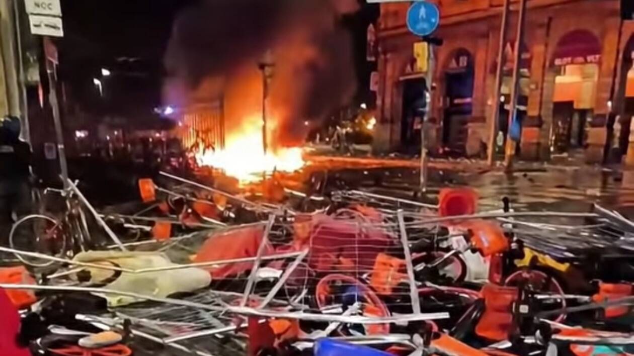 Bologna, area stazione a ferro e fuoco: agenti feriti, 4 arresti
