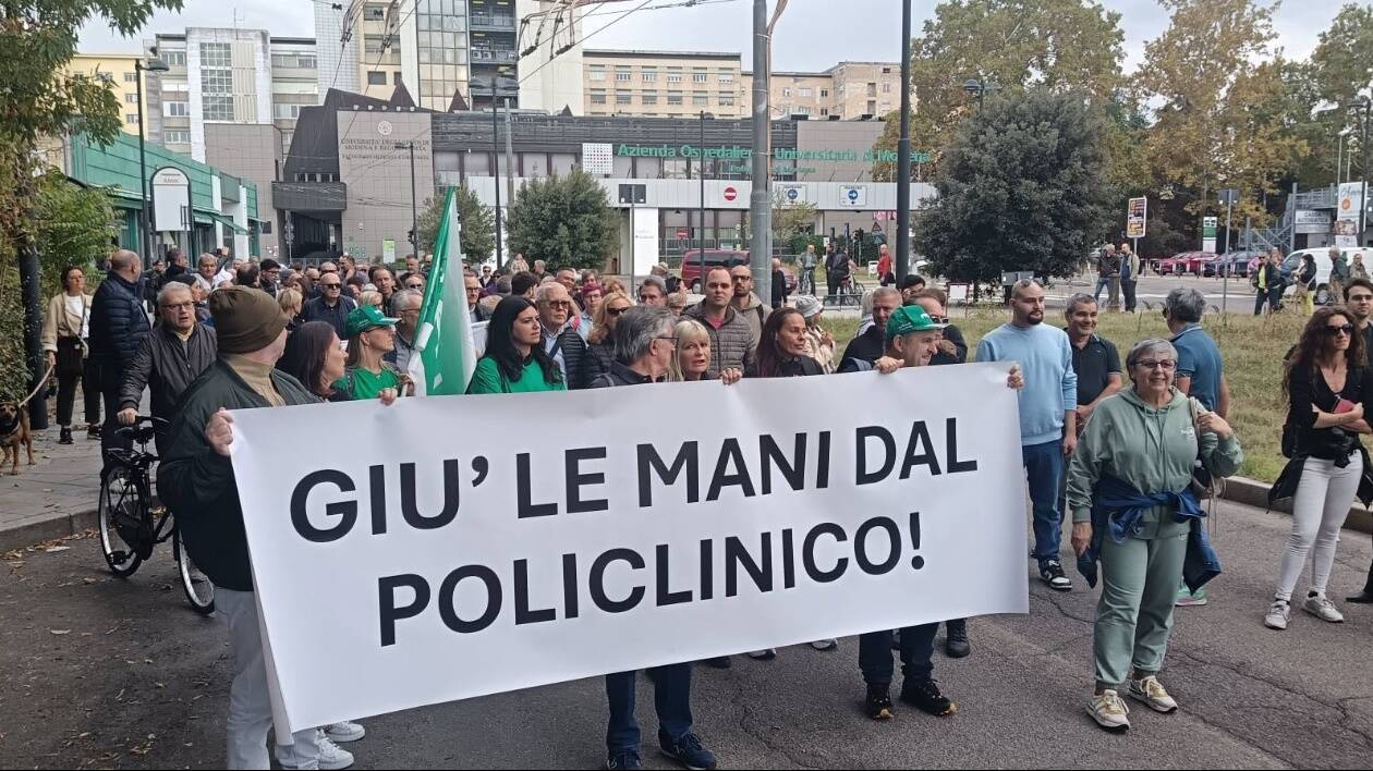 'Giù le mani del Policlinico di Modena': il corteo sfila per le vie del centro