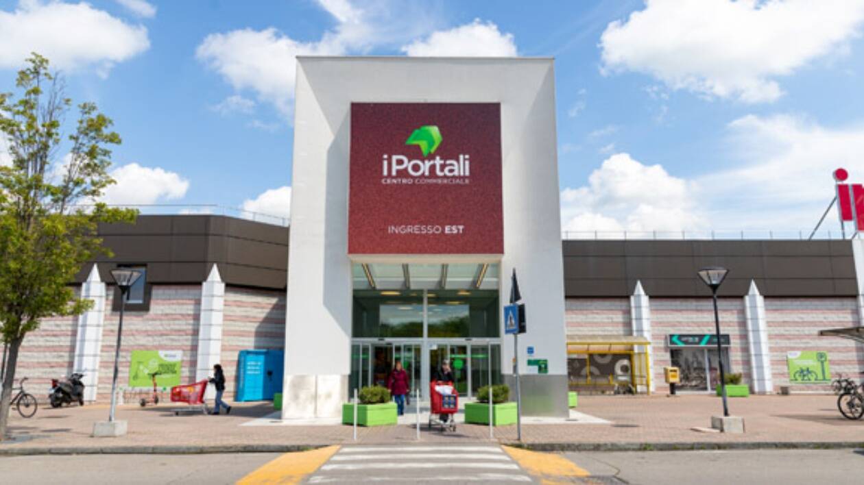 Modena, ladri acrobati svaligiarono sei negozi ai Portali